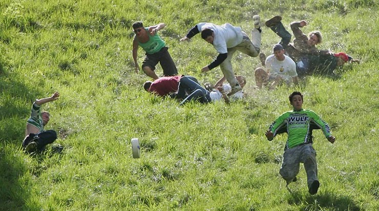جشنواره تابوت‌کشی در گلاستر (Cooper’s Hill Cheese Rolling Festival)