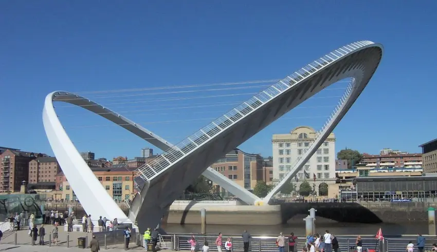 پل میلنیوم (Millennium Bridge)